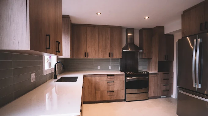 Cuisine moderne avec armoires en bois et comptoir blanc
